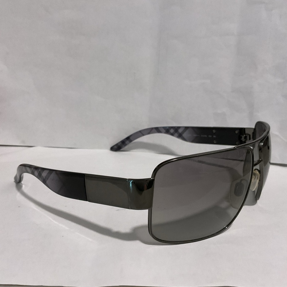 Burberry Signature Gunmetal Gray Aviator Sunglasses Glasses Plaid Arm Italy 3040